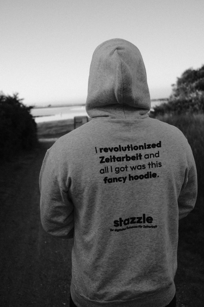 Ein Mitarbeiter der Firma stazzle trägt einen Hoodie mit der Aufschrift 